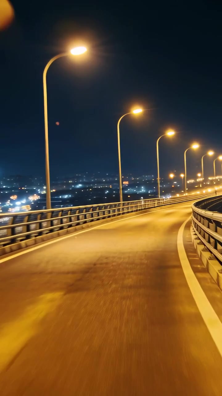 Conducente che sterza in una curva a sinistra, specchietto retrovisore che mostra gli occhi, strada e guardrail che guidano il viaggio.