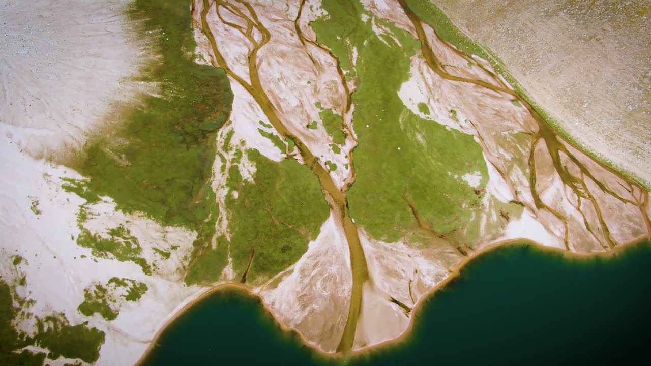 valle de fergana - valle seco de arena con vegetación verde durante el verano en uzbekistán