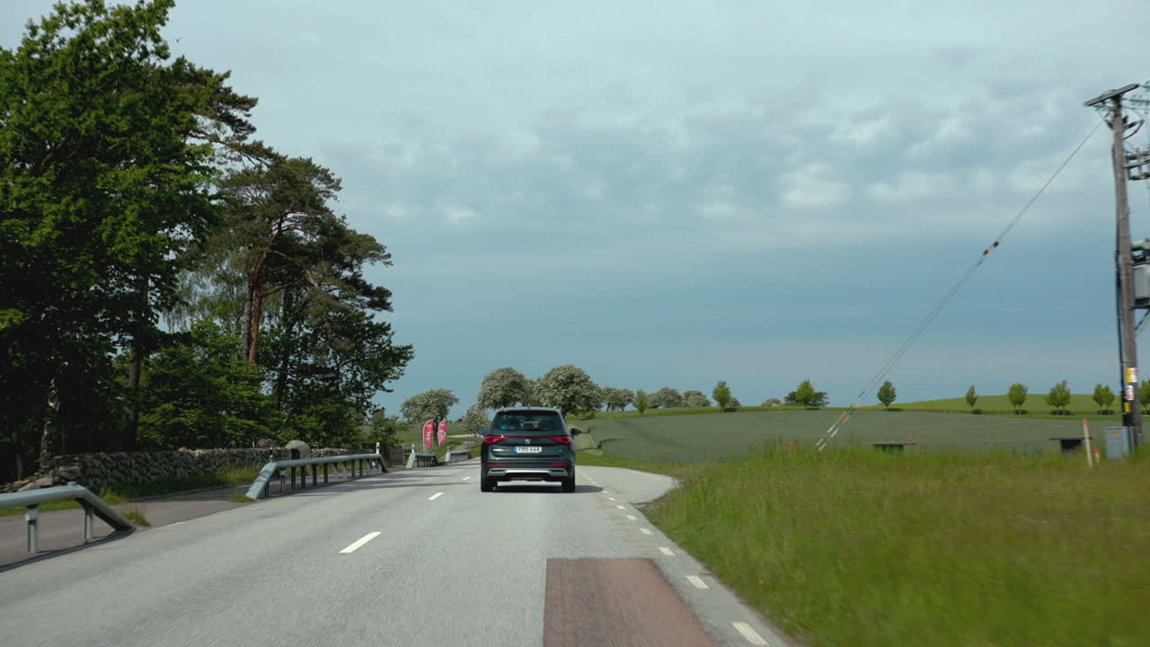 검은 금속 자동차 suv는 시골길을 천천히 운전하며 콤비 ev 전기 하이브리드 가스를 타고 행복한 가족 휴가를 보내고 텅 빈 거리 안전 써니 트래블러를 탐험합니다.