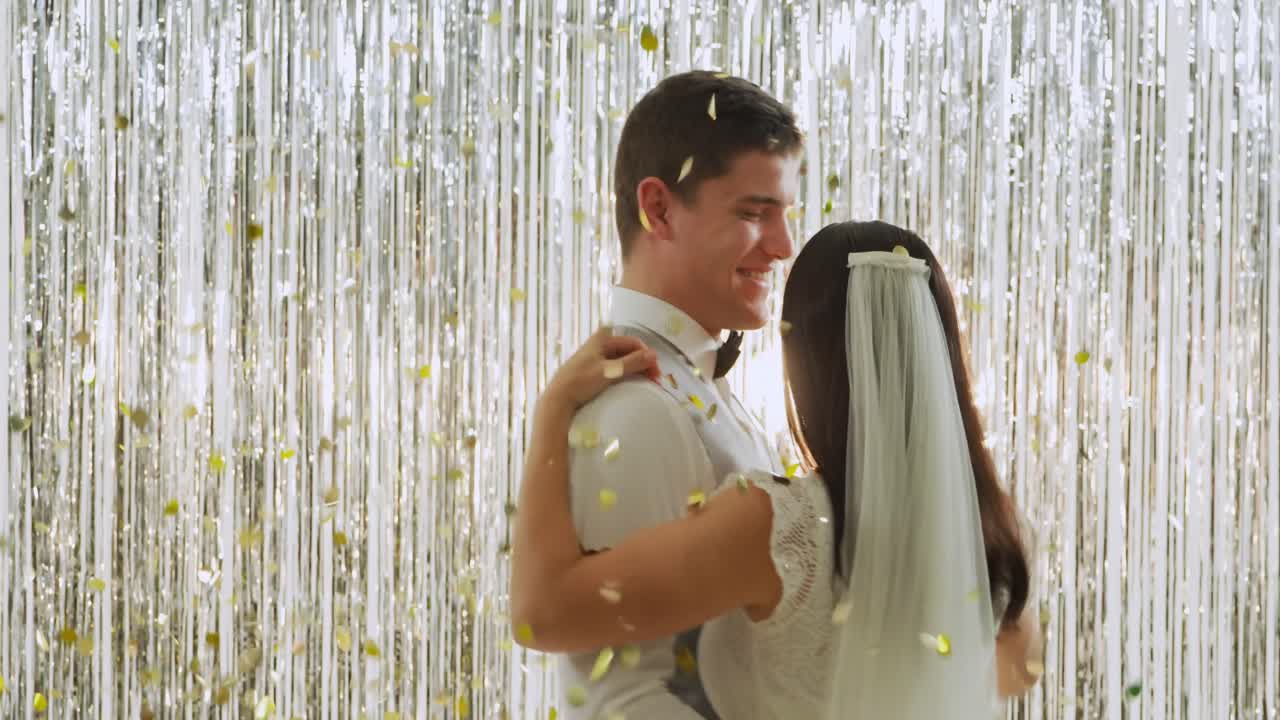 sólo una pareja casada bailando.