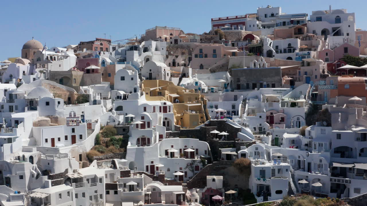paisaje urbano encalado en lo alto de un acantilado escarpado en el pueblo de oia en la isla griega de santorini