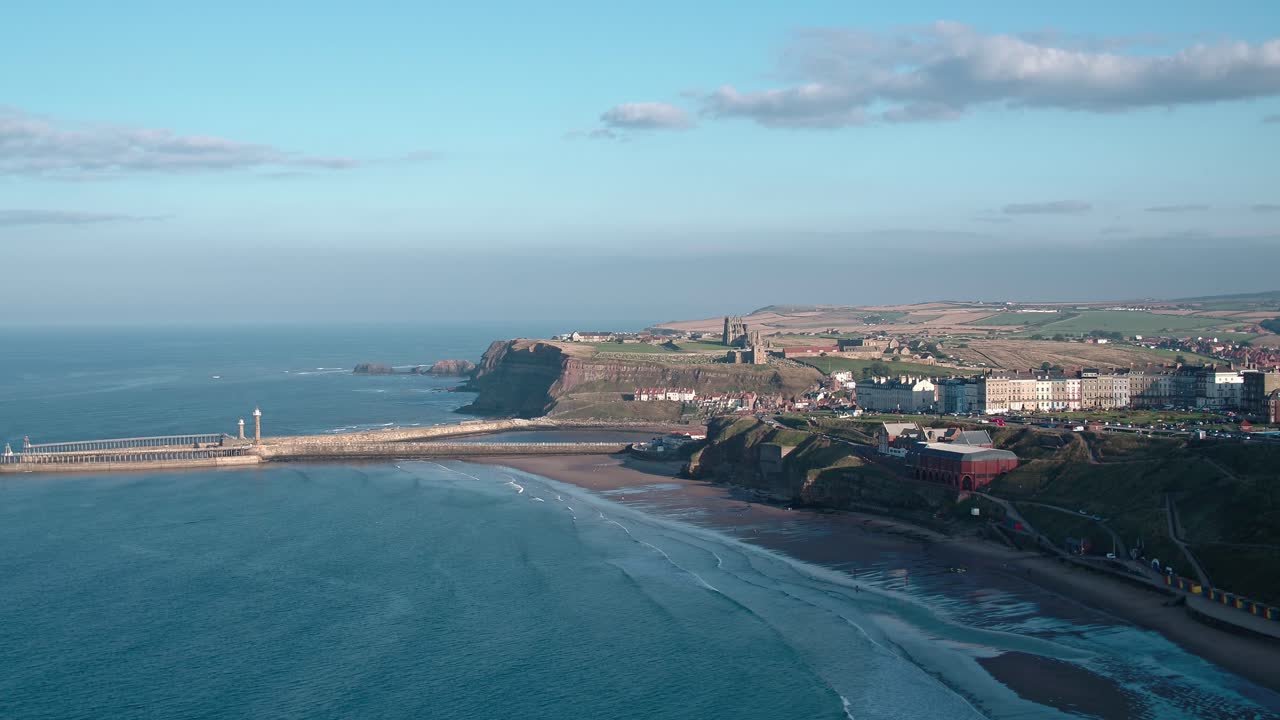 North York Moors, Whitby, Heritage Coast, Riprese aeree con drone, Clip 1 Movimento: avvicinamento al molo lungo il promontorio 4k 25fps, H264 DJI Inspire 2