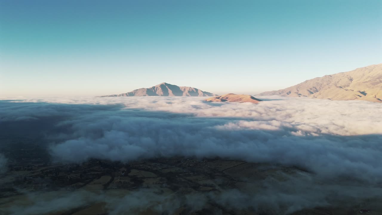 타피 델 레 위의 해가 뜨는 풍경, 계곡을 고 있는 거대한 낮은 구름