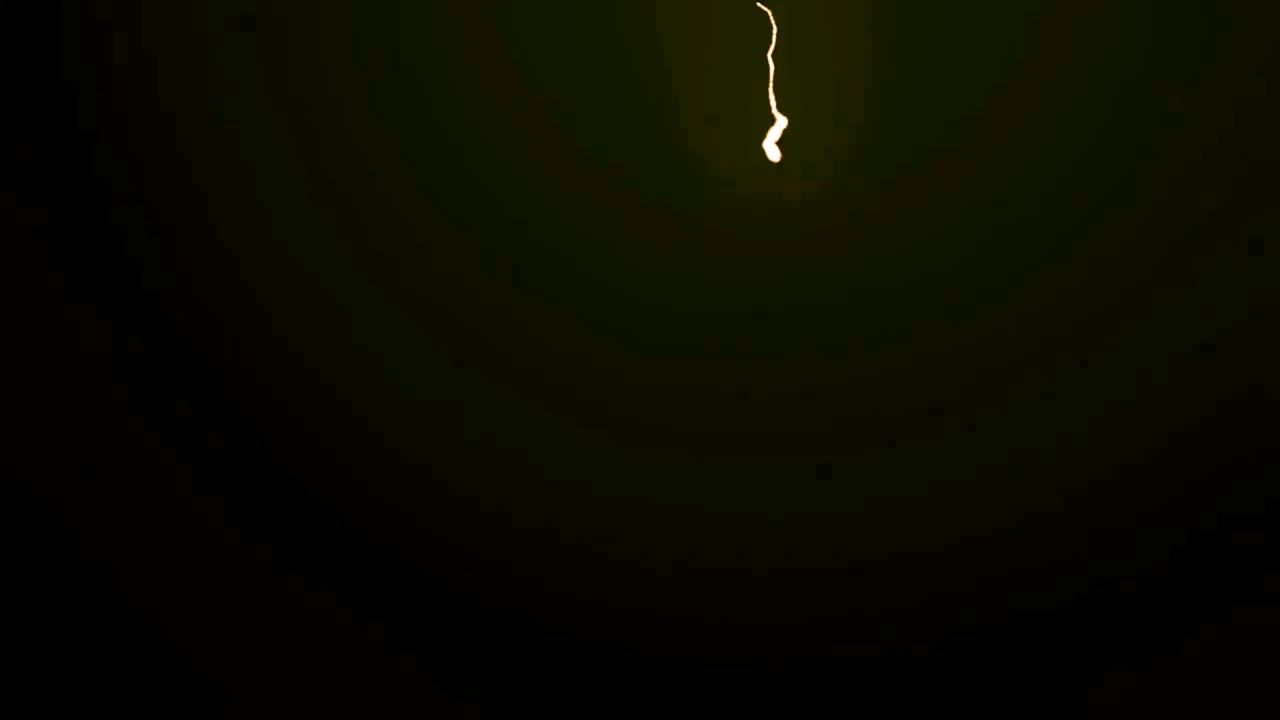 un rayo amarillo realista aislado sobre un fondo negro.