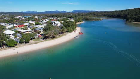 Vista-Aérea-Del-Parque-Murlong-En-Murlong-Cres,-Palm-Beach,-Queensland,-Australia