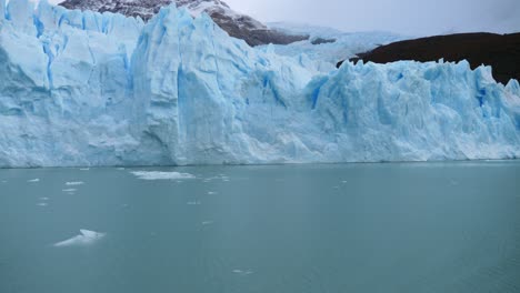 secuencia de video lenta del glaciar perito moreno en argentina desde un bote