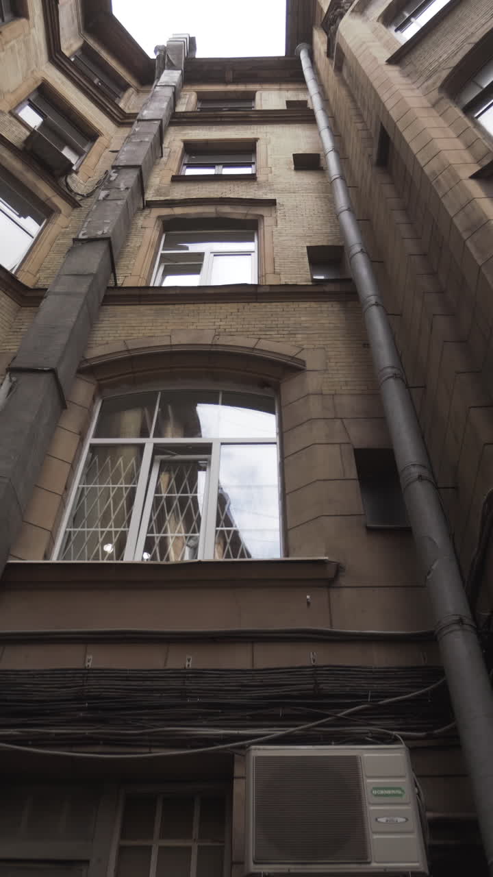 exterior de un antiguo edificio europeo