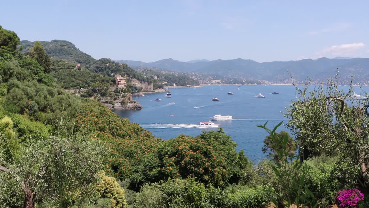 The Italian beaches have magical views that with a trekking you can live the summer of love. It is a paradisiacal place with turquoise blue sea and natural clearing. Beautiful sea