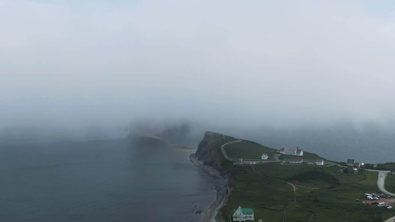 캐나다 퀘벡에서 안개가 자욱한 아침에 가스페 반도인 페르스 시 근처의 세인트 로렌스 만에 있는 페르스 바위