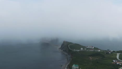 perce rock en el golfo de san lorenzo cerca de la ciudad de perce - península de gaspe en una mañana nublada en quebec, canadá
