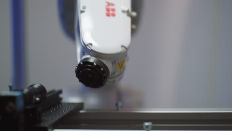 un brazo robótico moviéndose en un laboratorio