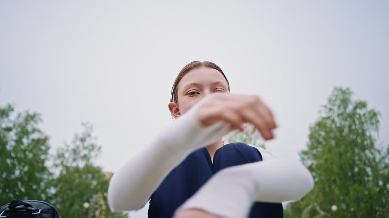 십대 소녀가 야외에서 포즈를 취하고 있습니다.