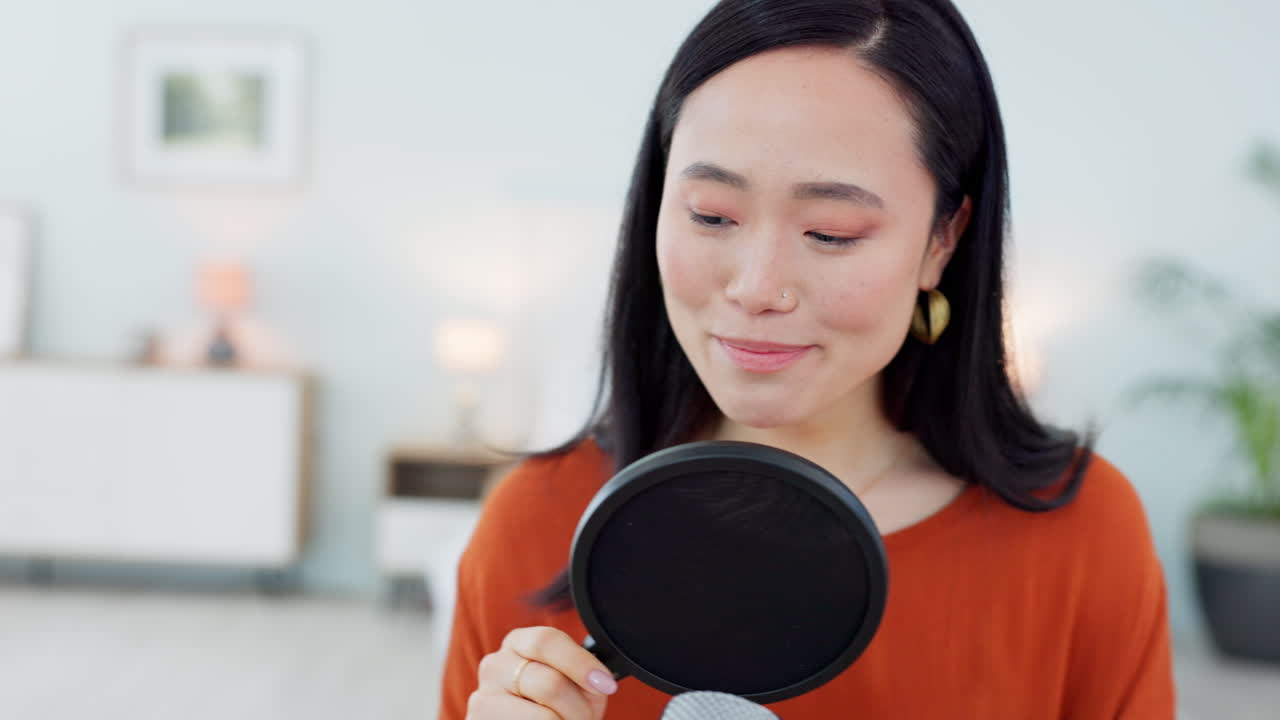 여성, 마이크, 인플루언서 콘텐츠 마케팅