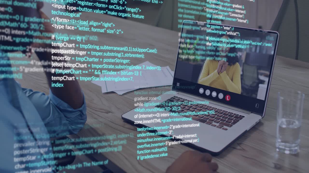 Hombre usando el trackpad de un portátil en una videollamada técnica, navegando por la ventana de la llamada y revisando una superposición de código que se densifica.