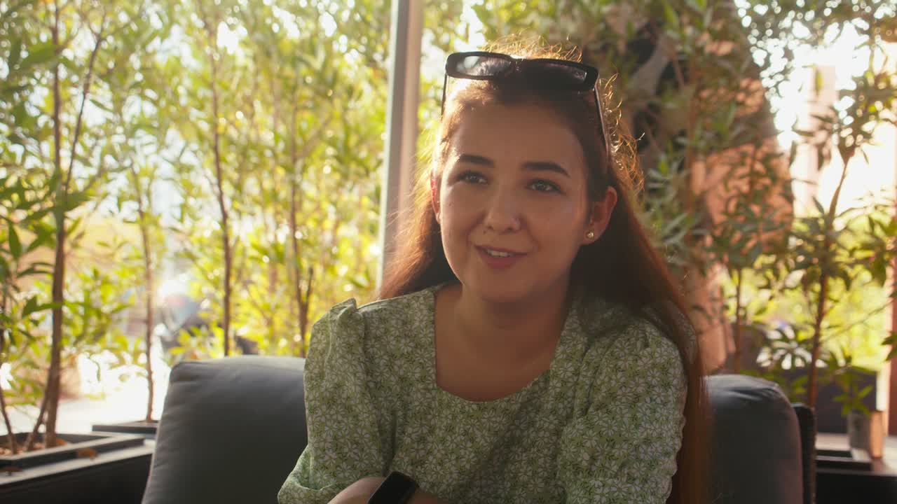 스타일리시한 커피를 마시는 젊은 여성