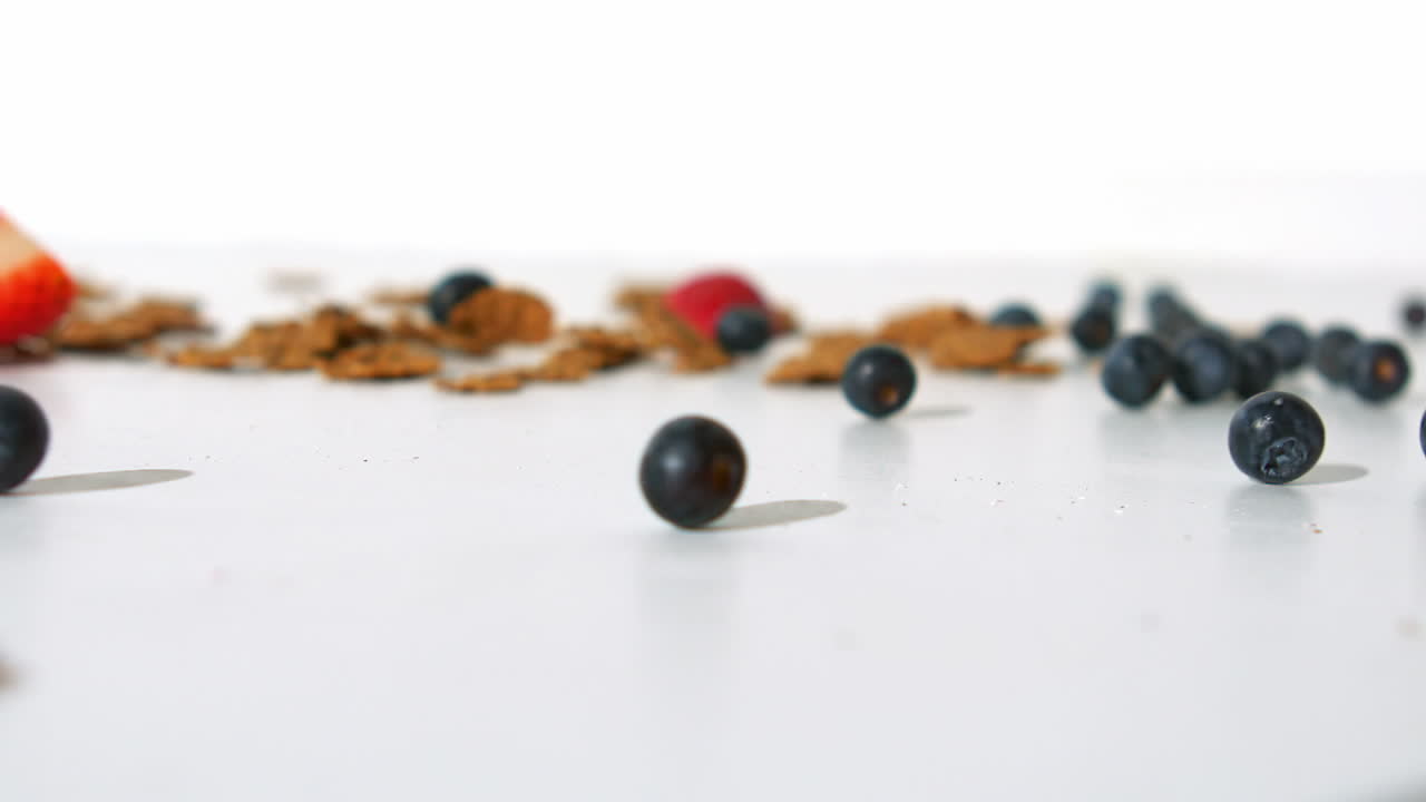 밀 곡물과 빨간 베리 롤링