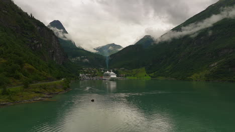 Crucero-De-Lujo-Atracado-En-El-Fiordo,-Declarado-Patrimonio-De-La-Humanidad-Por-La-Unesco,-Geiranger