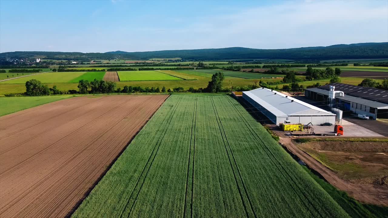 AEREA - Bellissimi campi agricoli verdi vicino a un cantiere, Austria, ampia ripresa