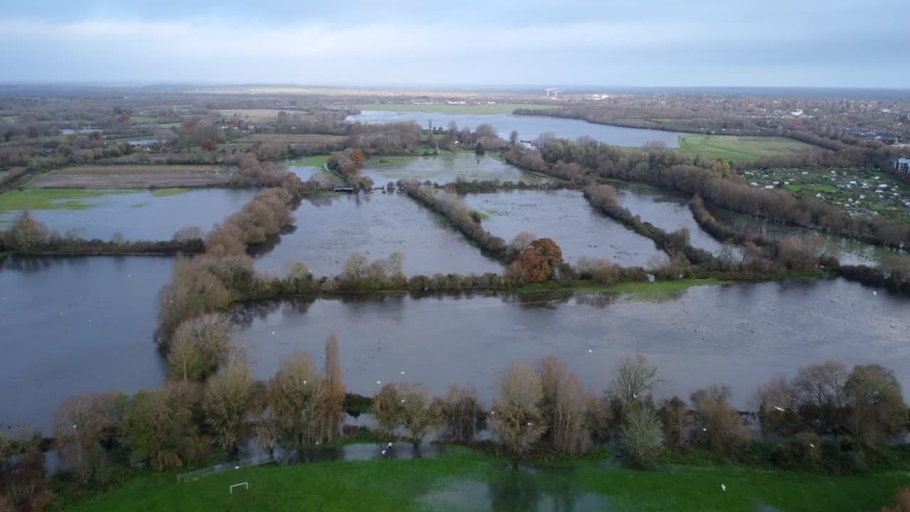 Vista aerea di terreni agricoli e campi allagati nella campagna inglese.