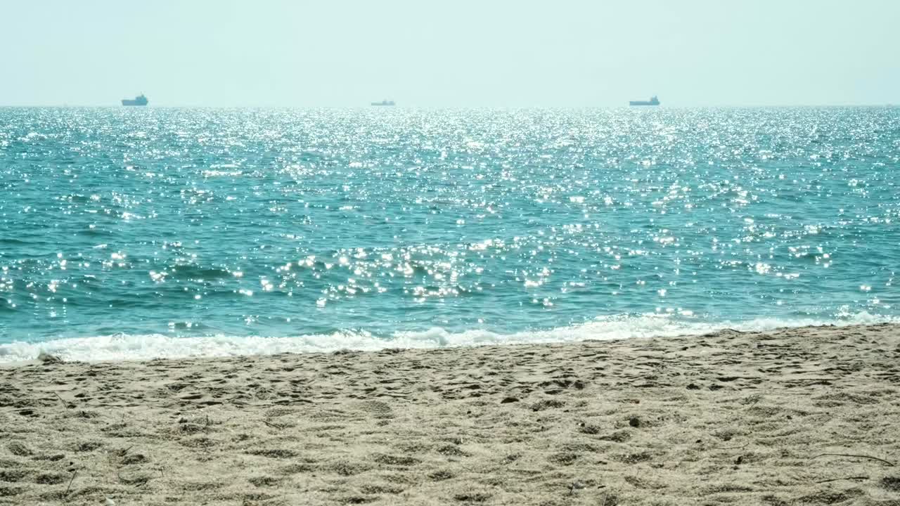 아름다운 열대 해변의 앞부분,  모래 해안선과 색 르키우스 바다 파도, 하 모래 해변과 물 표면 텍스처의 아름다운 공중 풍경, 거품 모래 파도.