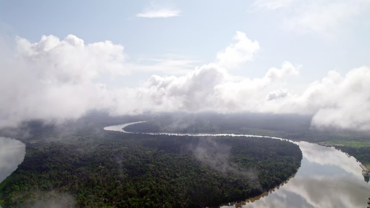 Vista aerea del fiume Suriname che attraversa la giungla amazzonica, foresta pluviale del Sud America