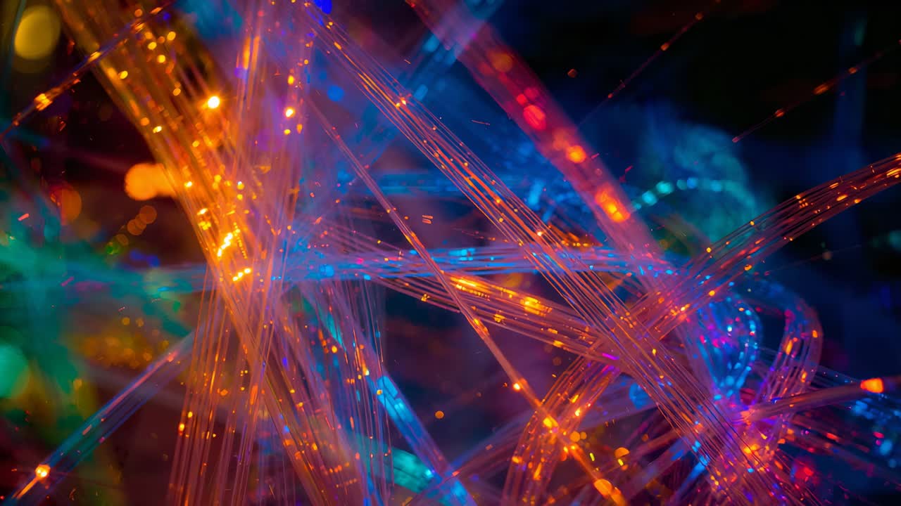 Filamen berdenyut bergeser dalam makro sebagai lampu oranye bergerak di sepanjang untaian dengan latar belakang bokeh gelap