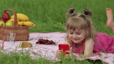 Fin-De-Semana-De-Picnic.-Chica-En-Pradera-De-Hierba-Juega-Juegos-En-Línea-En-El-Teléfono-Móvil.-Red-Social,-Chateando