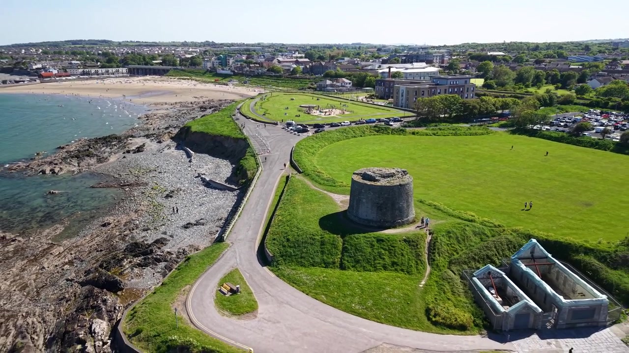 Impresionante vista de la Torre Martello y el paseo marítimo de Balbriggan, Irlanda, bajo el sol de verano