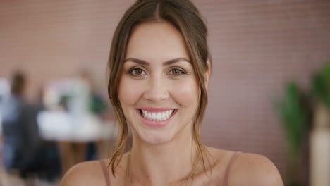 retrato de cerca de una hermosa mujer joven sonriendo feliz disfrutando de un estilo de vida elegante atractiva mujer con aspecto elegante en el fondo del espacio de trabajo moderno