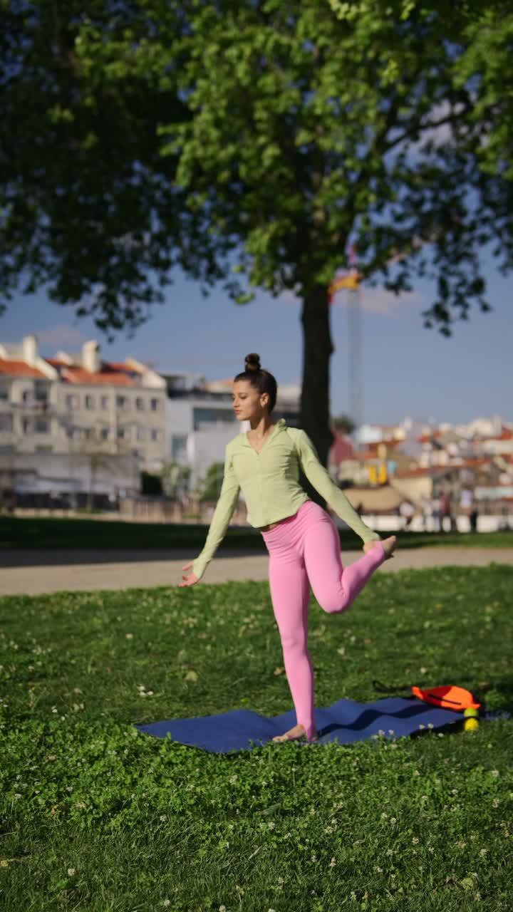 mujer practicando yoga en un parque