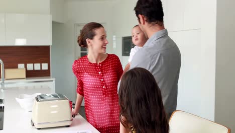 Familia-Feliz-En-La-Cocina