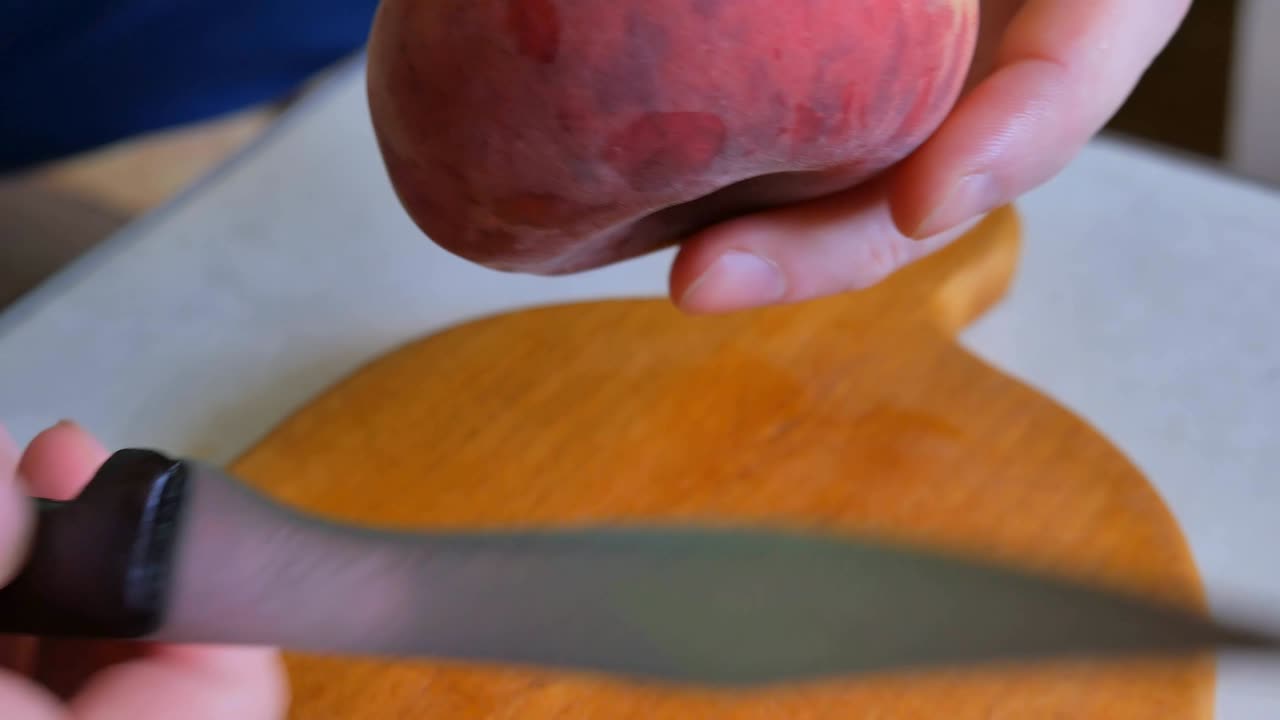 나무판 에 신선 한 복아 를 잘라내는 것