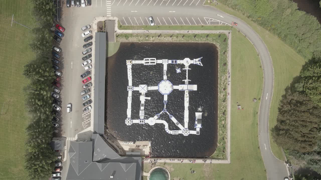 아일랜드의 히든 밸리 홀리데이 파크 근처에 풍선이 있는 스플래쉬 밸리 아쿠아 파크의 공중 전망