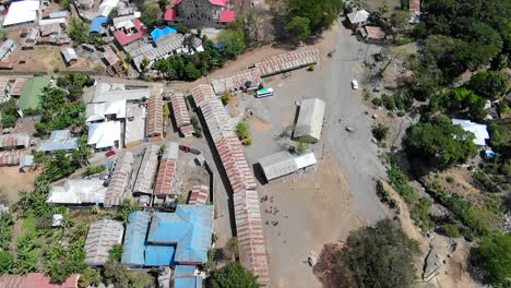 Vista-De-Drones-Volando-Sobre-Un-Pueblo-Rural-En-Tanzania,-áfrica-En-Un-Día-Soleado