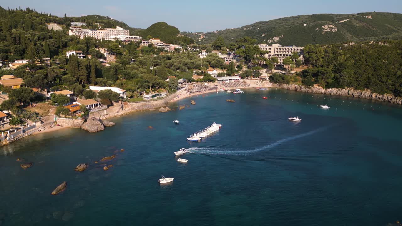 barco turístico teje entre los buques para aparcar y anclar en la bahía de corfú, grecia