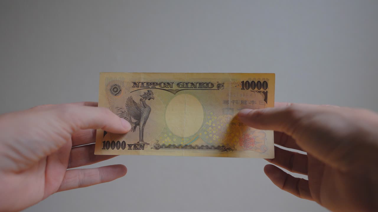 하나의 싱글만 들고 있는 누군가의 손 샷