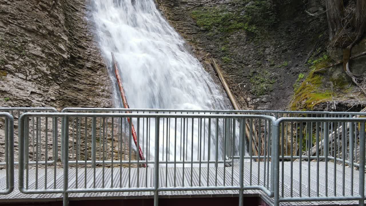 캐나다 브리티시 컬럼비아의 아름다운 헤럴드 주립 공원에 있는 마가렛 폭포를 건너는 다리