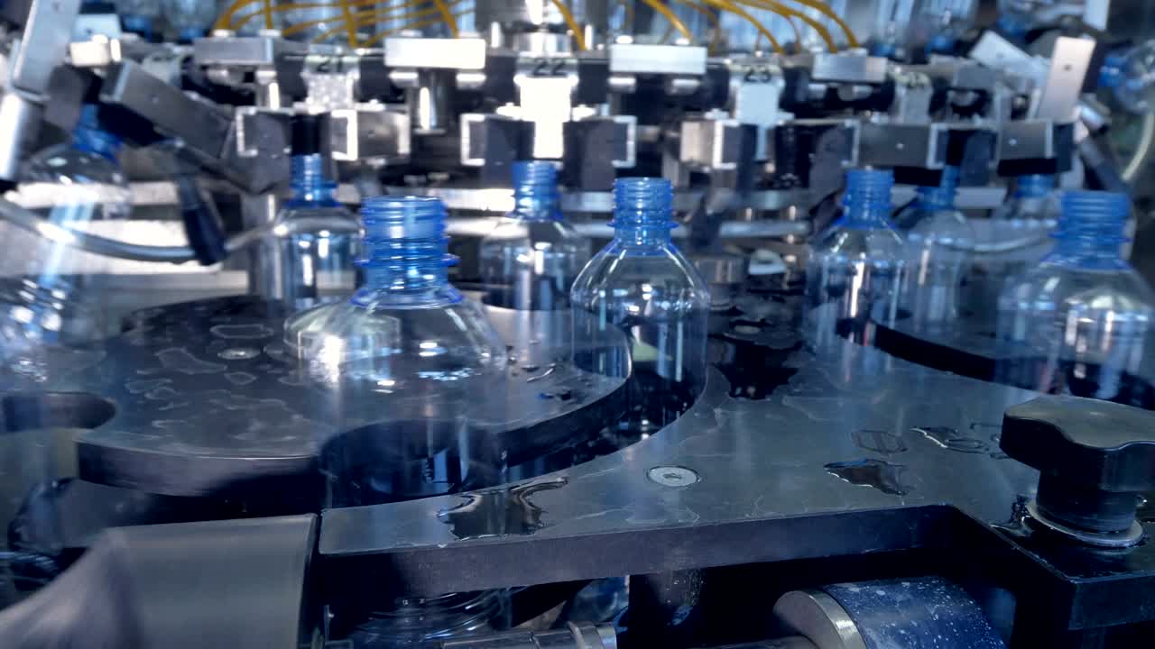 Rotating star wheels with small water bottles.