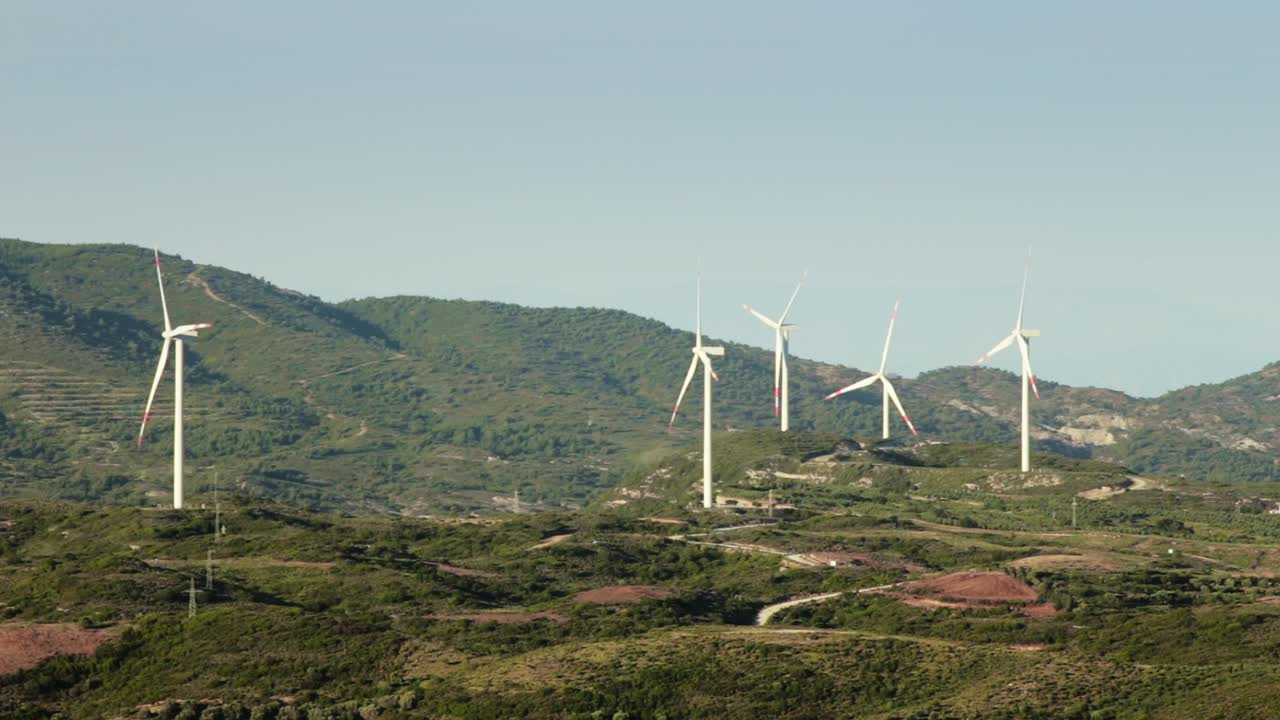 valle de turbinas eólicas en la península de datca de turquía como suministro de energía verde en el campo