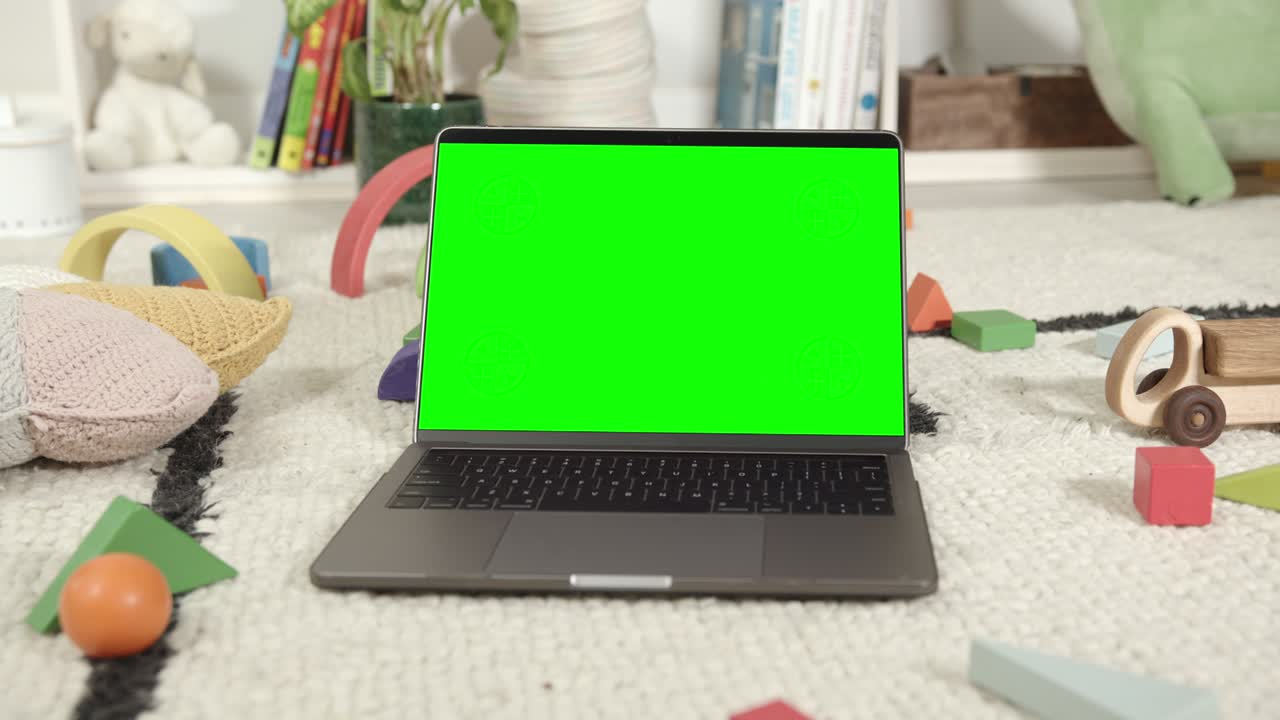 maqueta de computadora portátil en la habitación de los niños