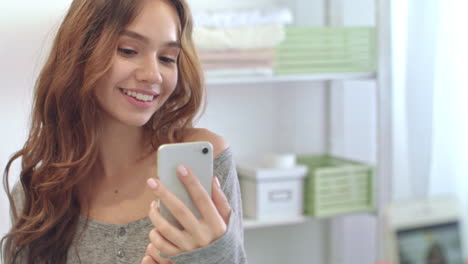 Lächelnde-Frau,-Die-Ein-Selfie-Foto-Macht