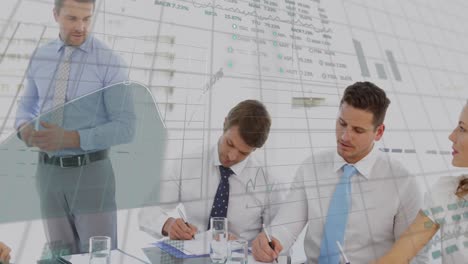 animación del procesamiento de datos en diversos grupos de personas de negocios