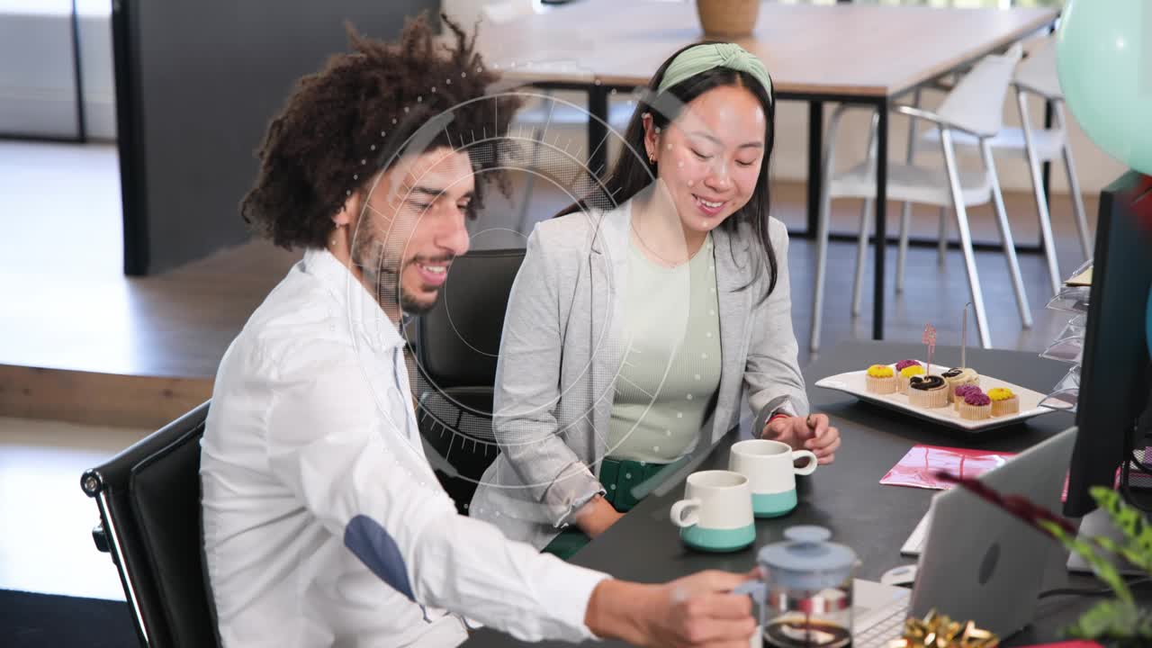 男性の同僚が、彼女が指示した焼き菓子の後でコーヒーを注いでおり、ビジネスではマグカップの上にアニメーションの蒸気が立っている様子。