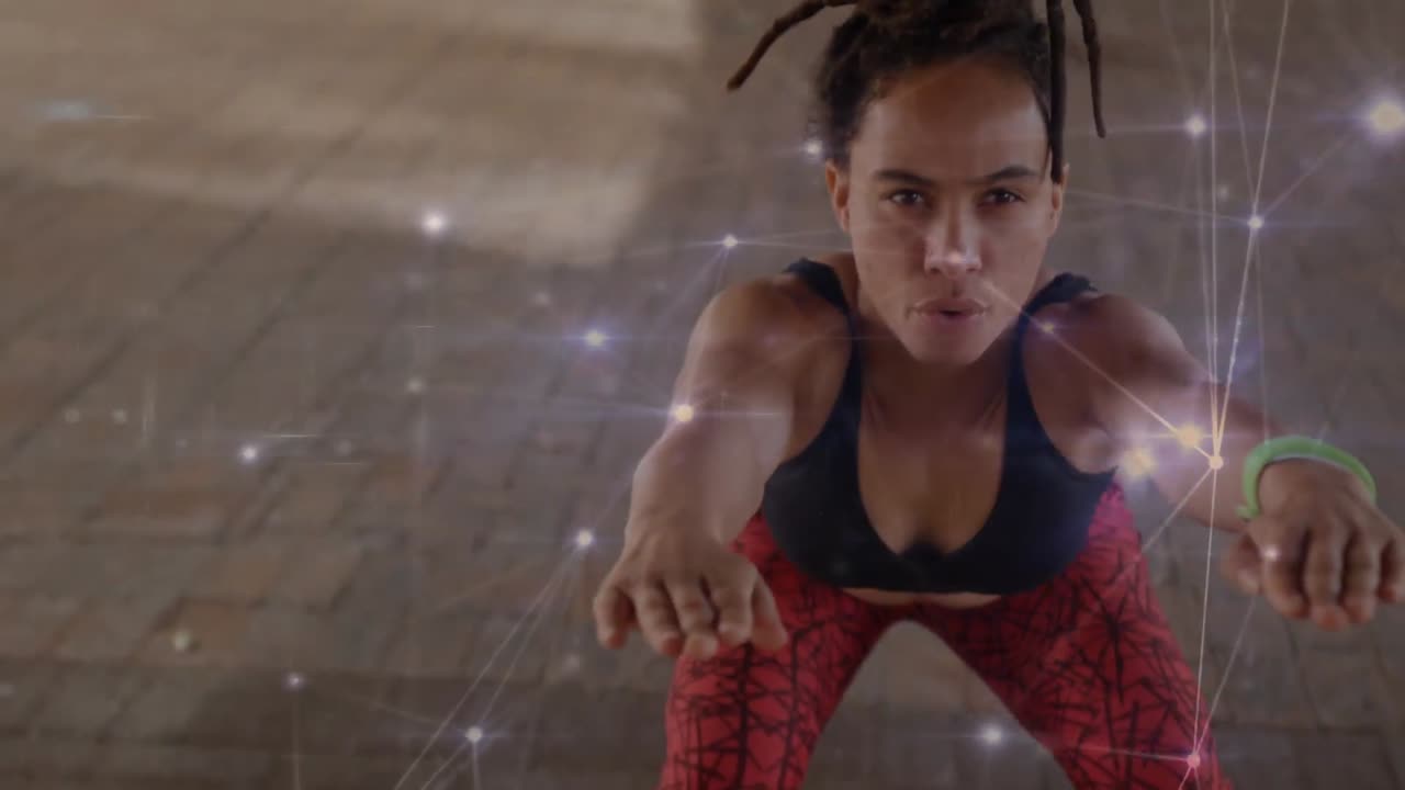 animación de conexiones sobre mujer biracial en forma haciendo sentadillas