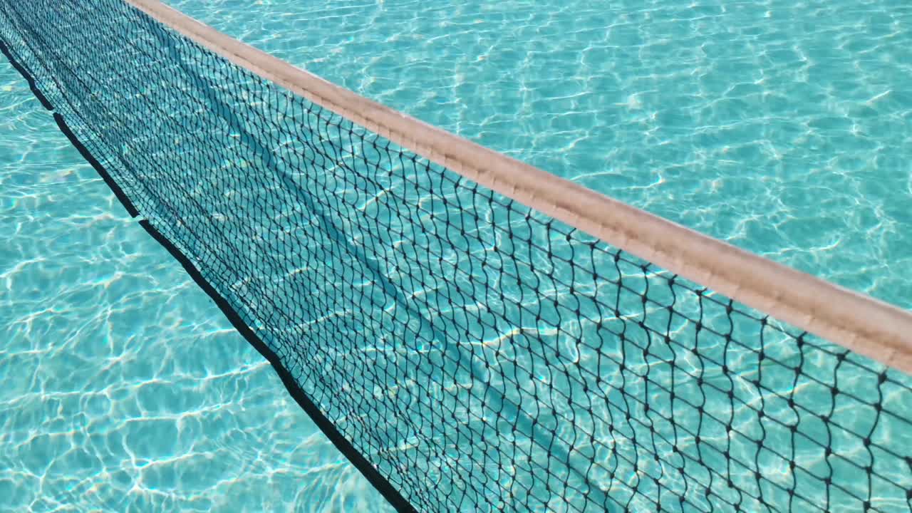 Vandoverfladetekstur, langsomme rene krusninger og bølger i swimmingpool, brydning af sollys, topudsigtstekstur, hvidt sand ved havet, solskin vandbaggrund. Baggrund med kaustiske vandeffekter