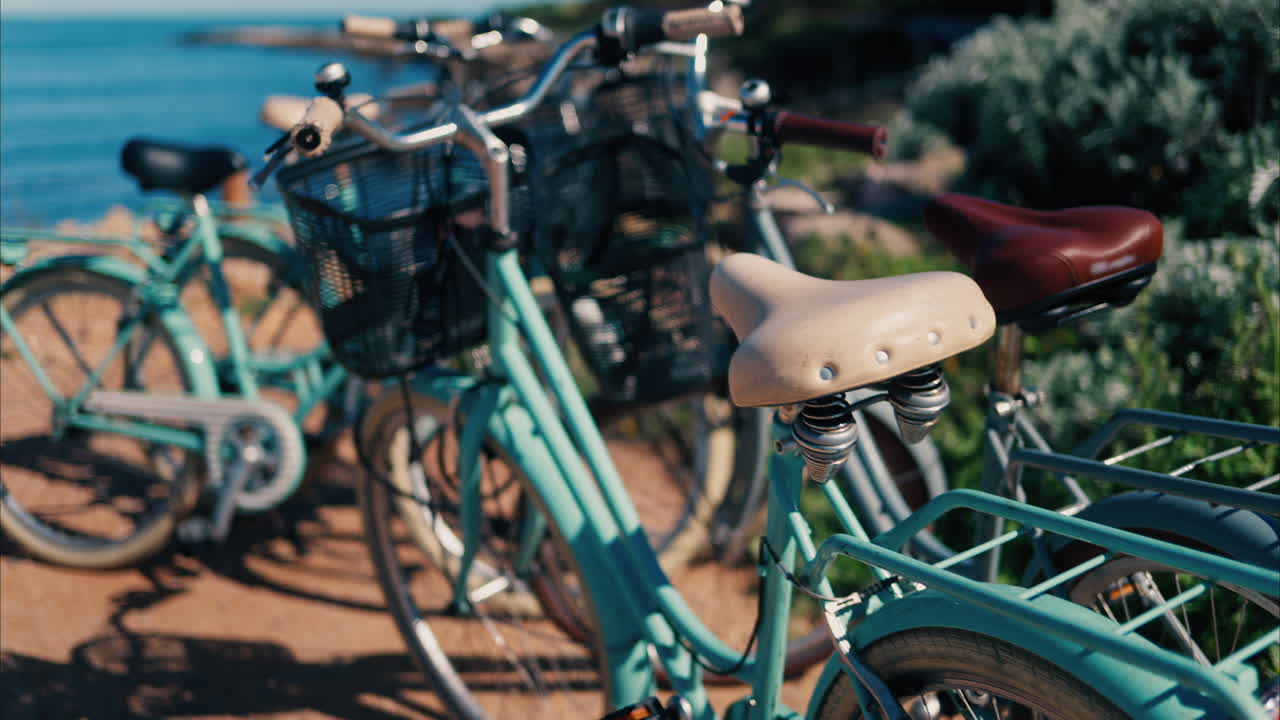 Primo piano di biciclette blu parcheggiate vicino alla spiaggia