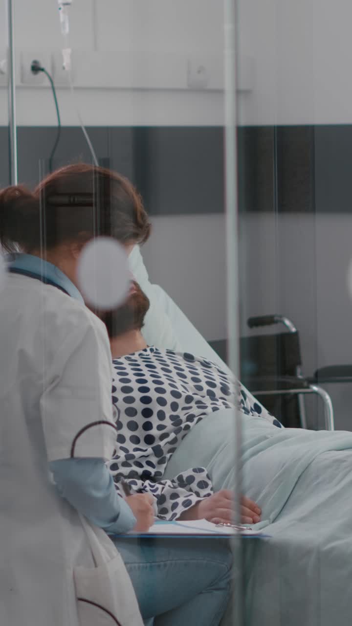 Vertical video: Practitioner specialist doctor writing sickness treatment on clipboard