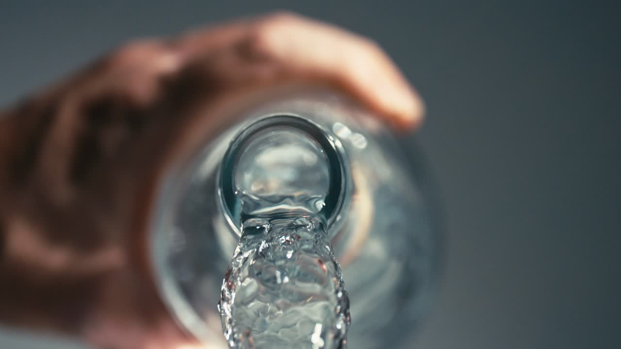 agua fresca derramada de una botella de vidrio, responsabilidad de hidratarse, mantenerse saludable, alta velocidad, cámara lenta