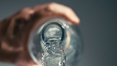 Agua-Fresca-Y-Saludable-Vertida-De-Una-Botella-De-Vidrio,-Responsabilidad-De-Hidratarse,-Mantenerse-Saludable,-Alta-Velocidad,-Cámara-Lenta