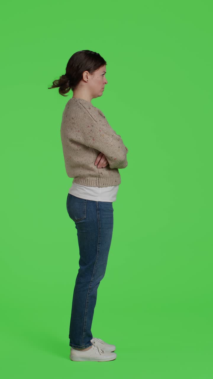 Video verticale: profilo di una donna insoddisfatta che appare triste e scoraggiata